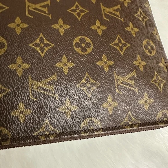 Auth Stunning Porte Clutch